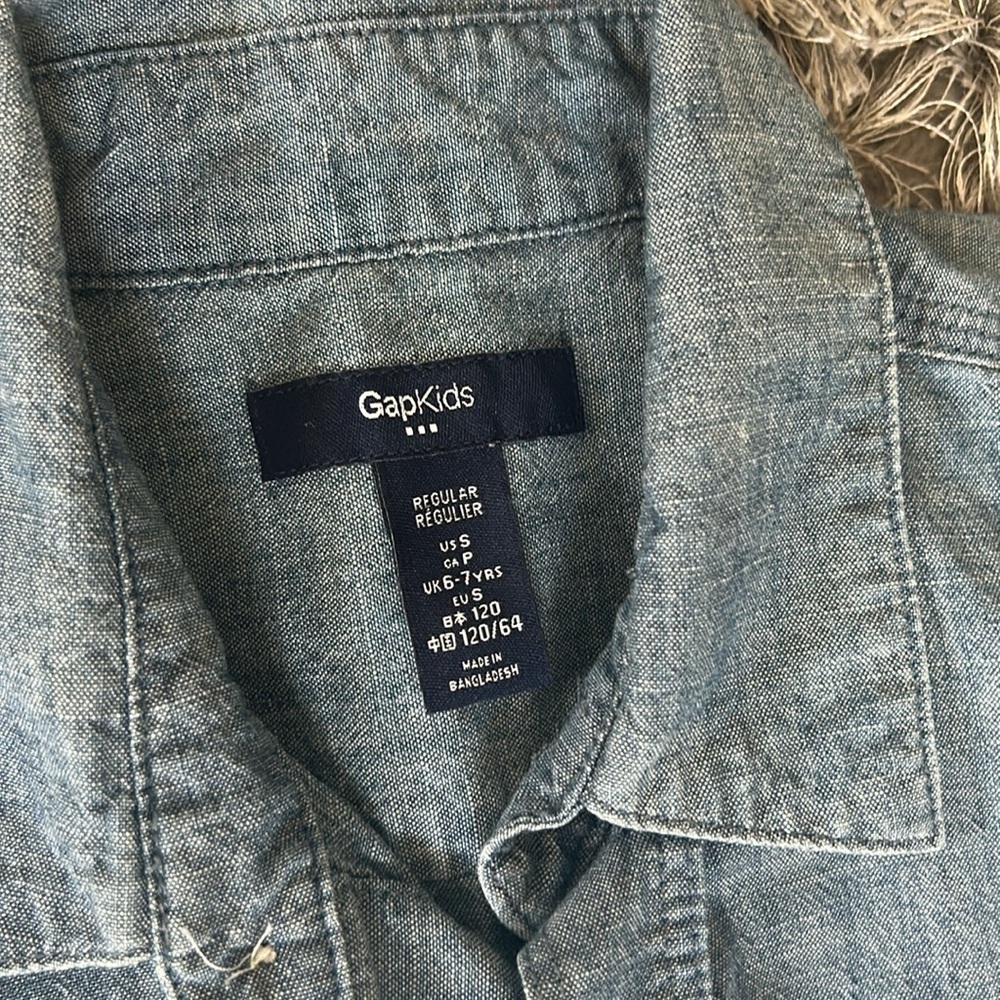 GAP Chambray Button Down - Picture 2 of 4